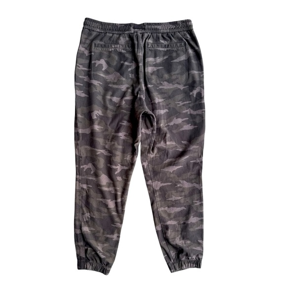 Athleta Women's Farallon Jogger Pants
Green Camo Size 12 - Picture 3 of 3